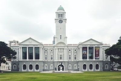 带钟楼的白色混凝土建筑